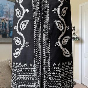 BCBGMAXAZRIA black embroidered skirt Sz 6, knee length, excellent condition